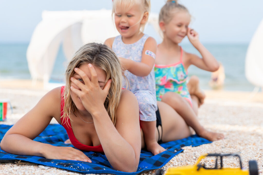 Mamma och barn på strand