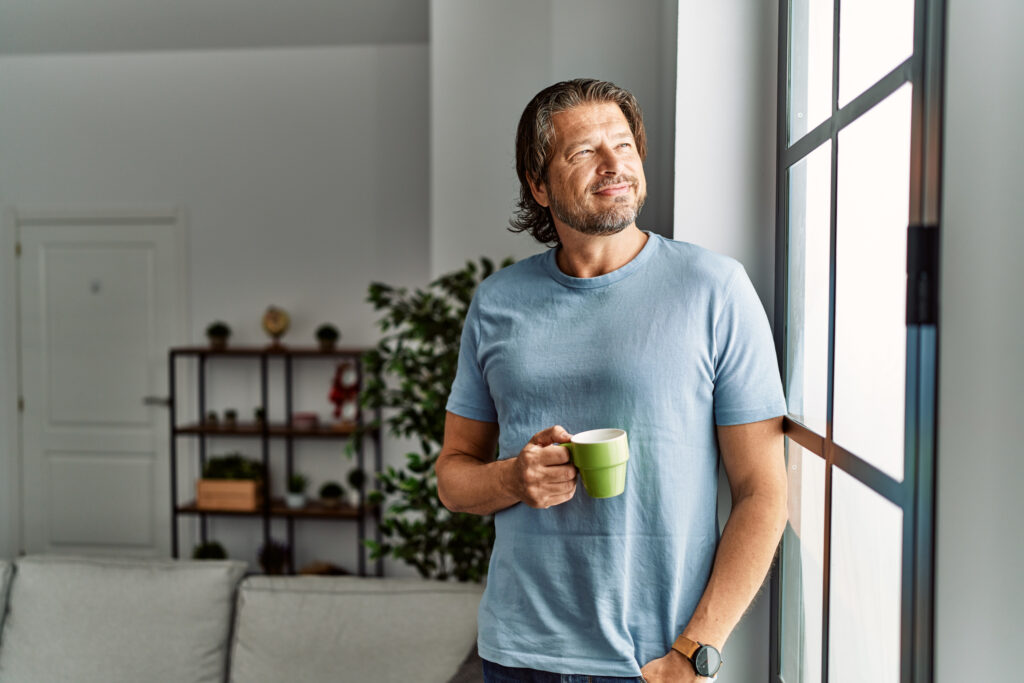 Man dricker kaffe och njuter