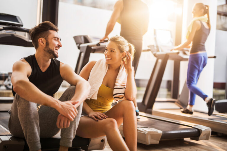 flörtar på gymmet