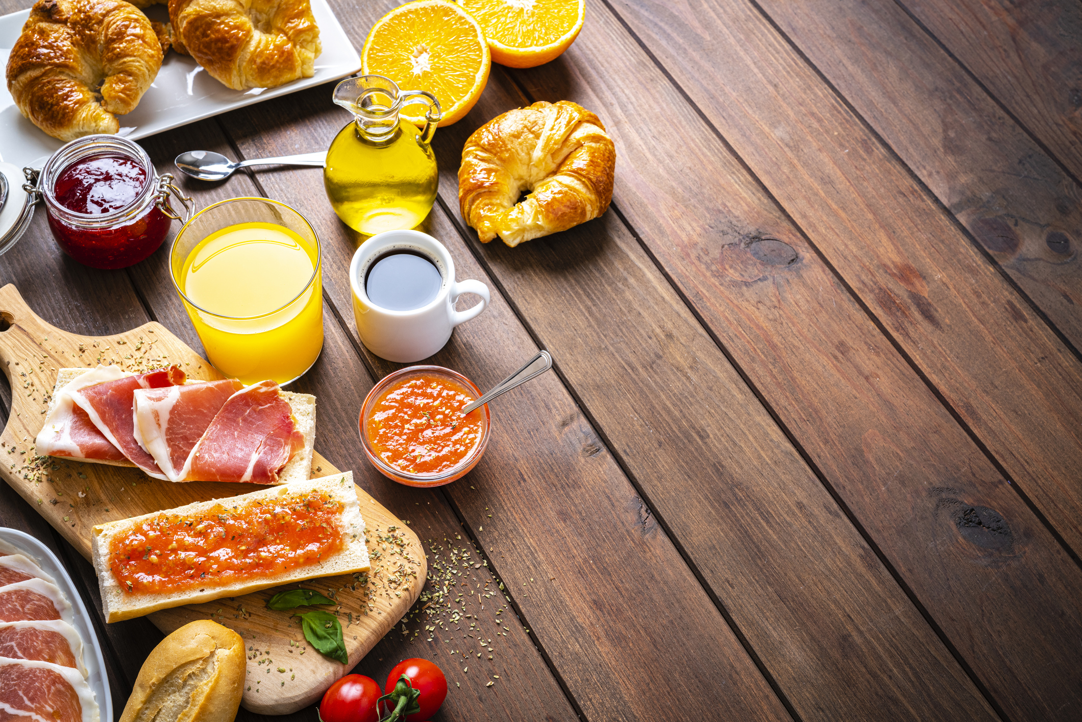 Frukostbord med kaffe, juice, croisannat, apelsin m.m