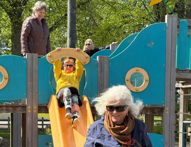 tantparkour, när äldre kvinnor tränar i parker