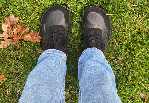 Närbild på fötter i svarta funktionella skor från Wyde