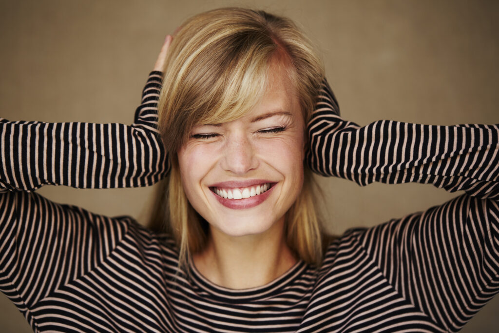 Kvinna håller för öronen