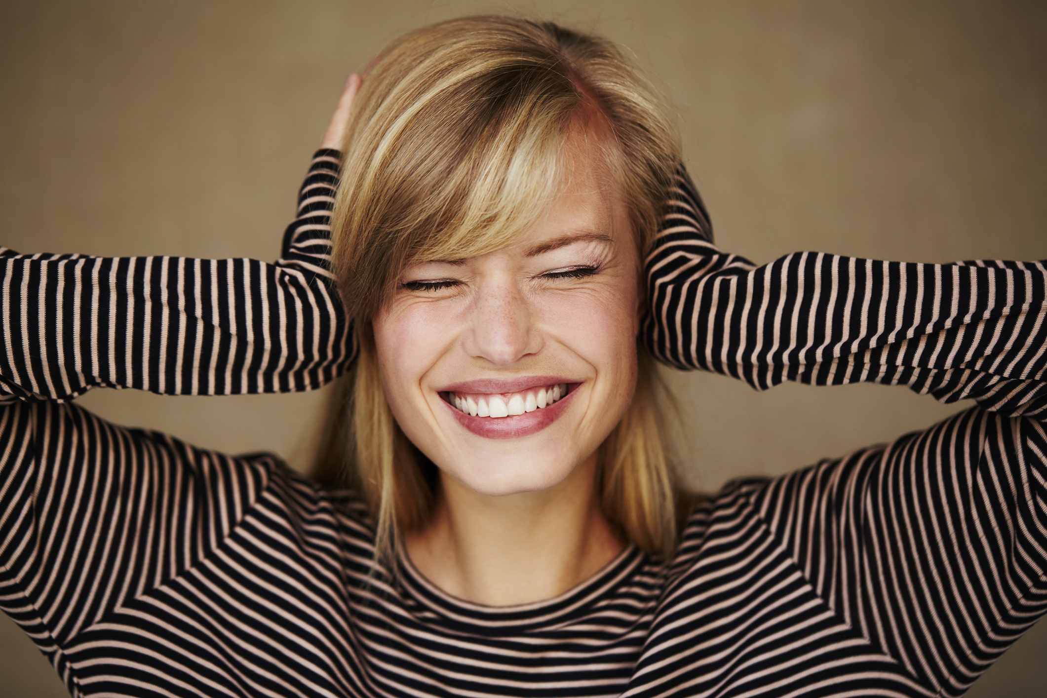 Kvinna håller för öronen