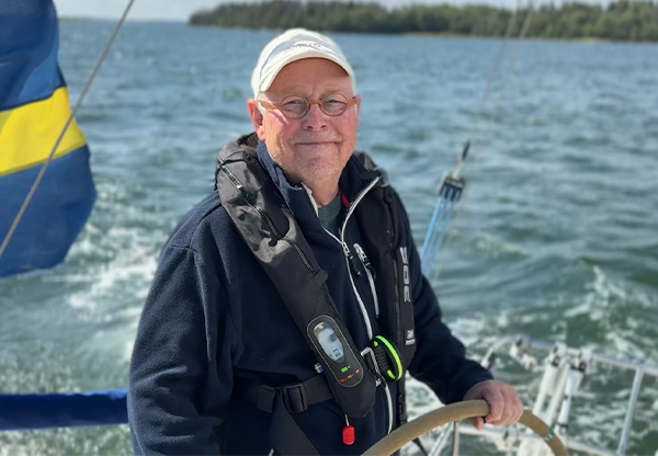 Micke Ahlgren på en segelbåt