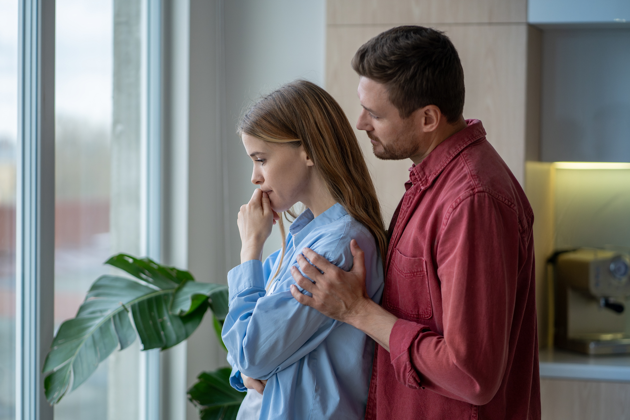 En man tröstar sin fru