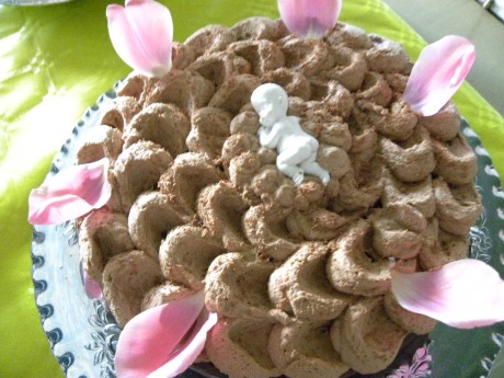 Chokladtårta med sovande porslinbaby