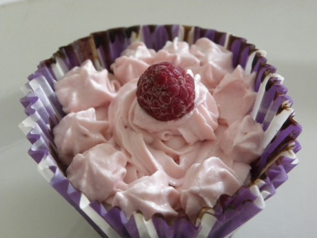 Cupcake med hallonfrosting i lilarandig form