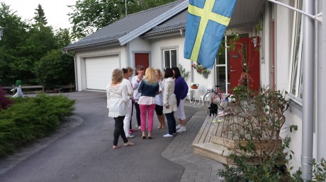 RSC sjunger utanför Britt-Helenes hus i Rönninge