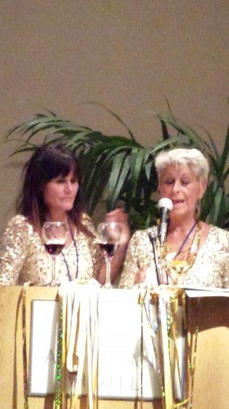 Rönninge Show Chorus dirigenter Anna Alvring och Britt-Helene Bonnerdahl håller tal för vinnarkören RSC på hawaii 2013