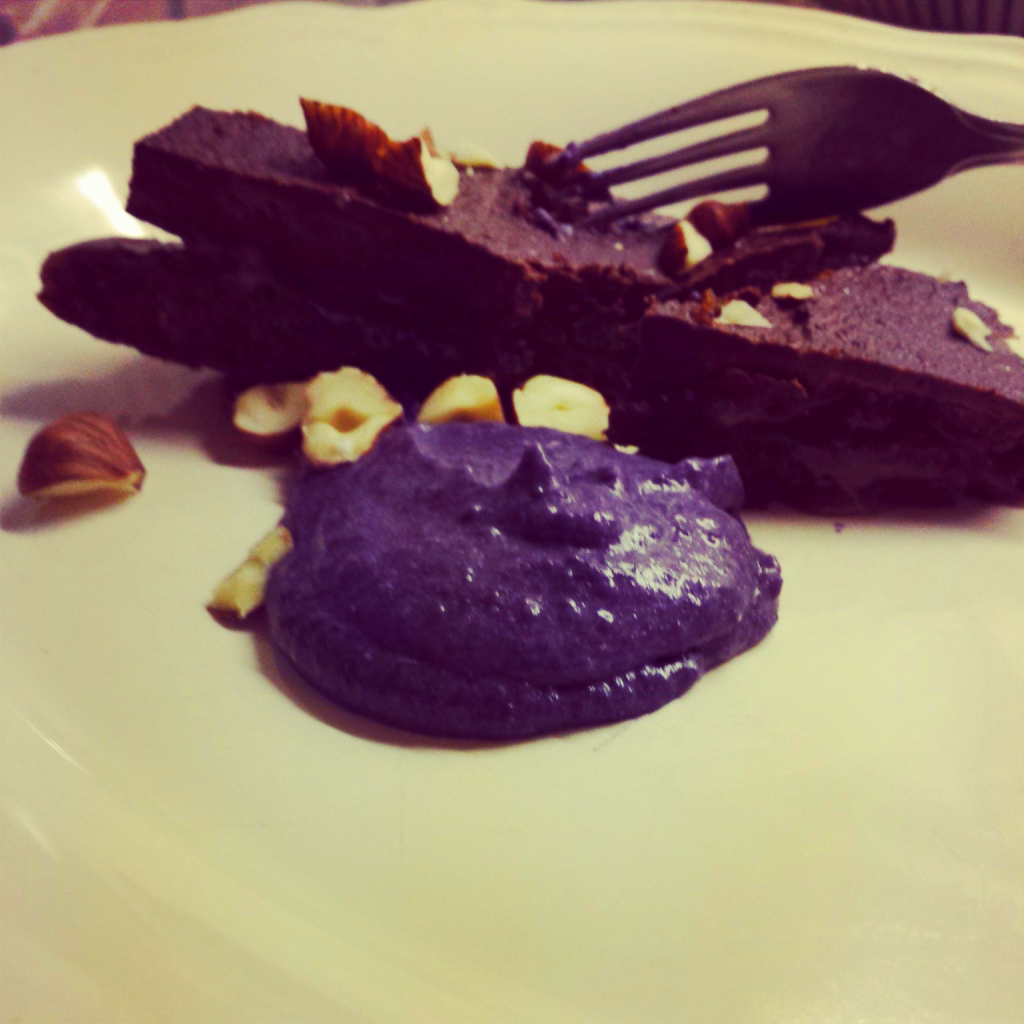 Chokladtryffeltårta med blåbärskräm på en tallrik.