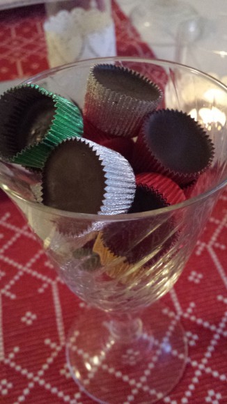 Ischoklad i små färgglada formar liggandes i ett glas