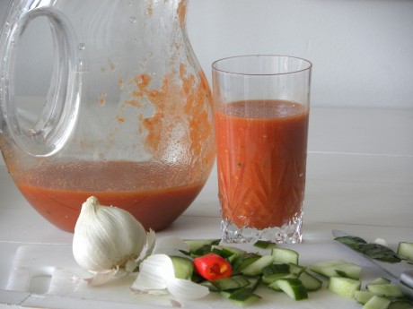 Kall tomat och gurksoppa i kanna och i glas