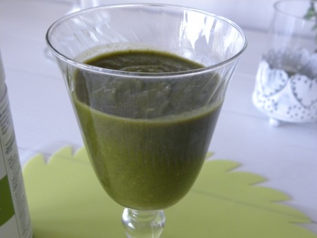 Grön drink i ett vinglas