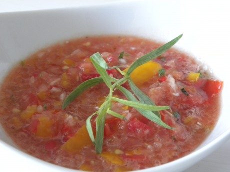 Tomatsalsa i en vit skål