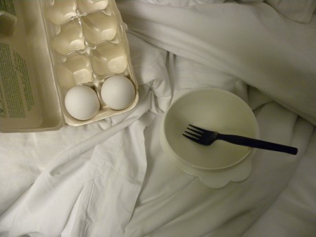 Äggkartong med ägg och en skål med en gaffel