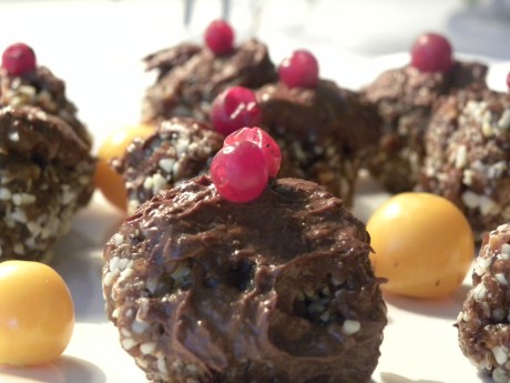 Pepparkaksbollar med choklad-och kardemummakräm toppade med lingon