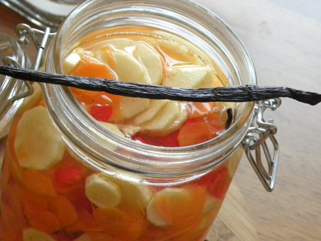 Rotfrukter i slantar i en glasburk med salt vatten