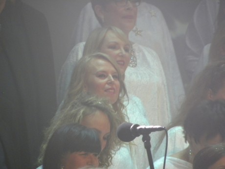 Mia Hagenmalm och Catrin Giden med flera i Rönninge Show Shorus sjunger i Stjärnjul 2014