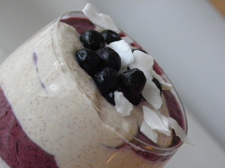 Jordnöts-och kokossmoothie med blåbär i ett glas