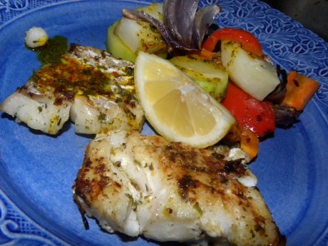 Grillad torsk med ugnsrostade grönsaker på en blå tallrik