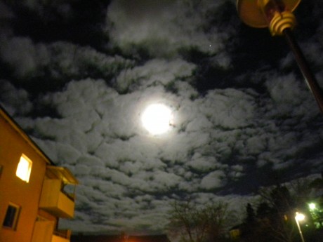 Fullmåne och månsken på en molnig himmel