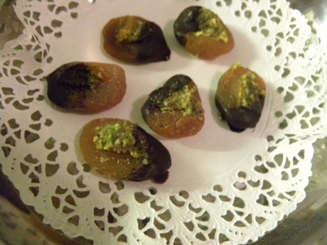 Chokladdoppade Aprikoser på ett tårtpapper