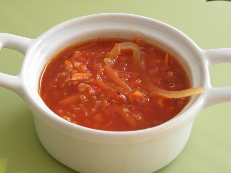 Soppa i en vit skål