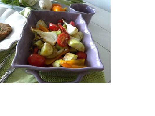Ugnsrostade grönsaker, zucchini, paprika och lök i en lila ugnsform