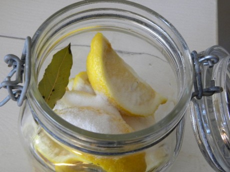 Citroner med salt och lagerblad i en glasburk