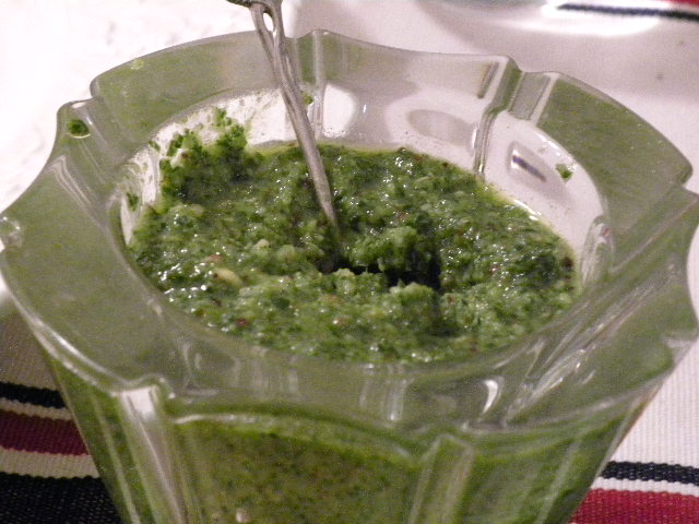 Grönkålspesto i en glasskål