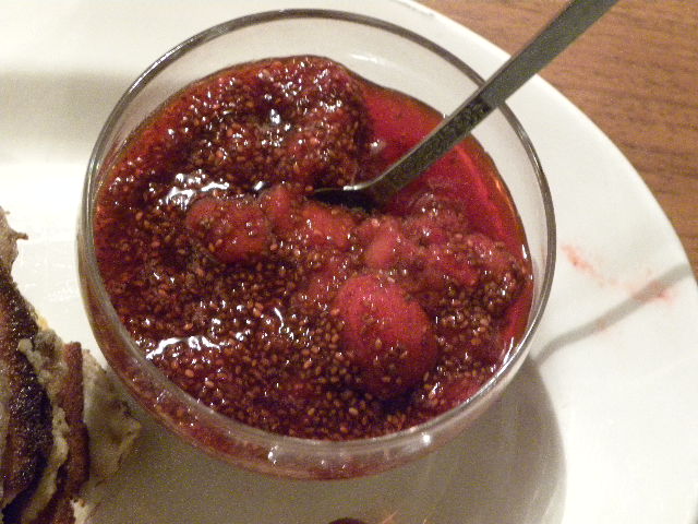 Raw jordgubbssylt med chiafrön i en glasskål